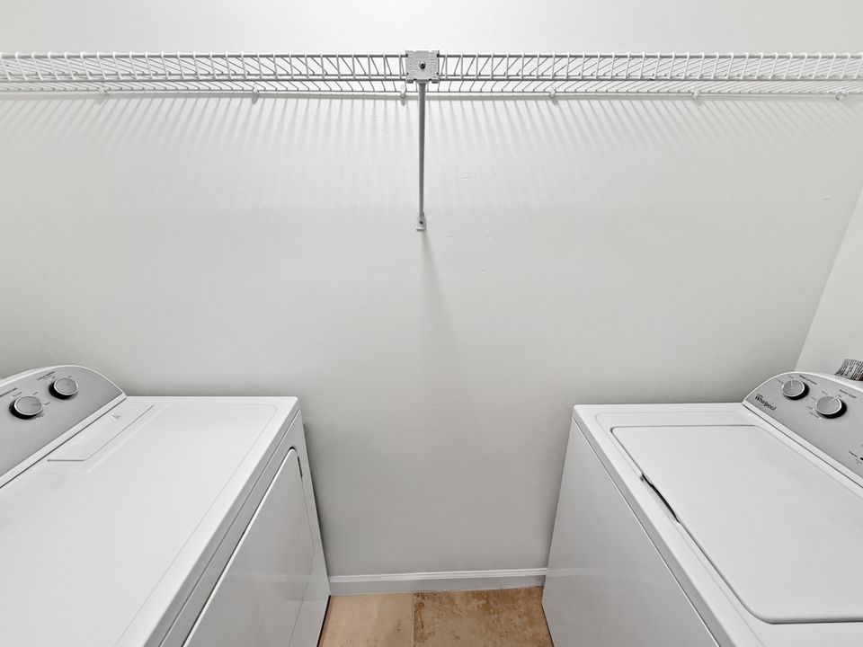 For Sale: $219,500 (1 beds, 1 baths, 696 Square Feet)