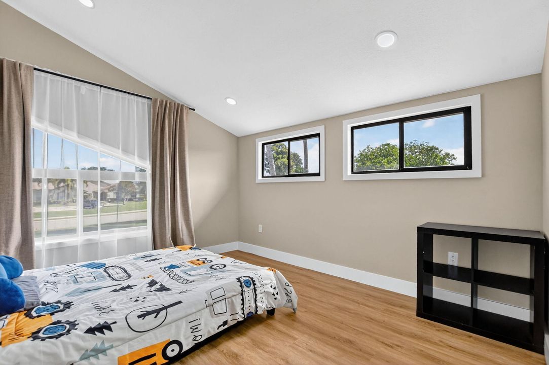 For Sale: $525,000 (3 beds, 3 baths, 1325 Square Feet)