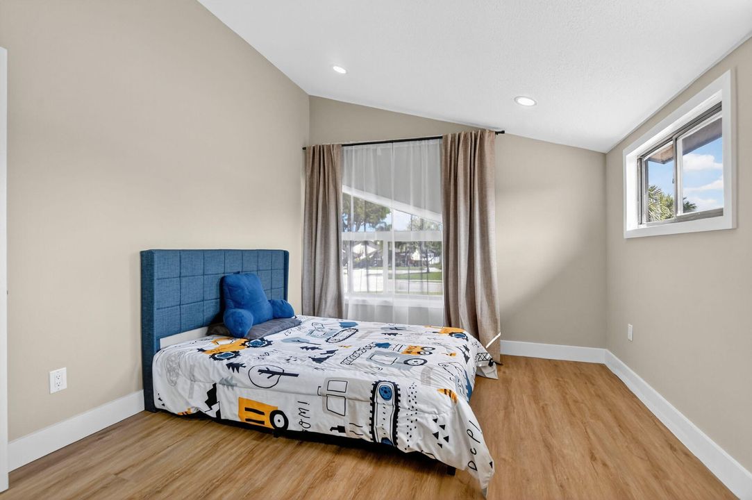 For Sale: $525,000 (3 beds, 3 baths, 1325 Square Feet)