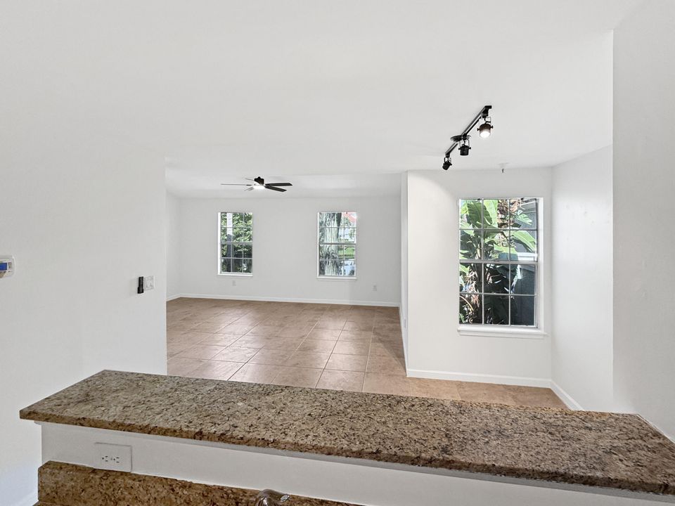 For Sale: $219,500 (1 beds, 1 baths, 696 Square Feet)