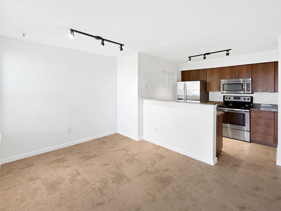 For Sale: $219,500 (1 beds, 1 baths, 696 Square Feet)