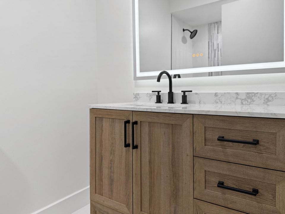 For Sale: $219,500 (1 beds, 1 baths, 696 Square Feet)