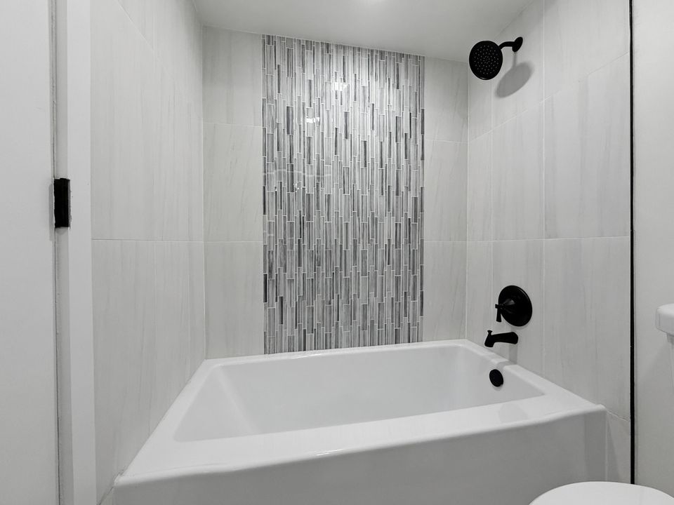 For Sale: $219,500 (1 beds, 1 baths, 696 Square Feet)