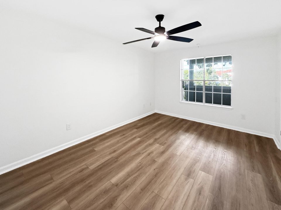 For Sale: $219,500 (1 beds, 1 baths, 696 Square Feet)