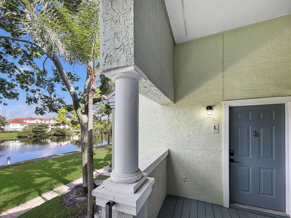 For Sale: $219,500 (1 beds, 1 baths, 696 Square Feet)