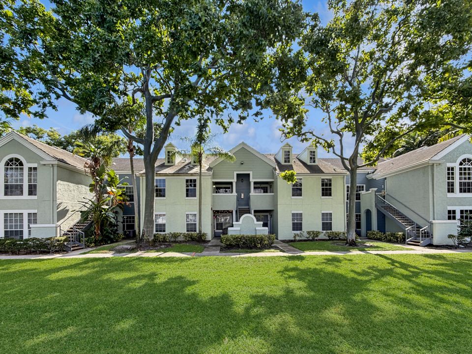 For Sale: $219,500 (1 beds, 1 baths, 696 Square Feet)