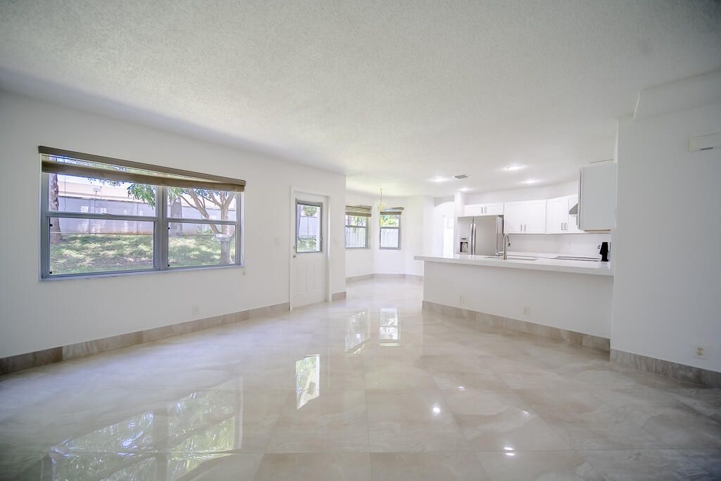 出租: $3,350 (4 贝兹, 3 浴室, 2246 平方英尺)