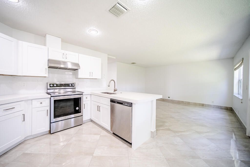 出租: $3,350 (4 贝兹, 3 浴室, 2246 平方英尺)