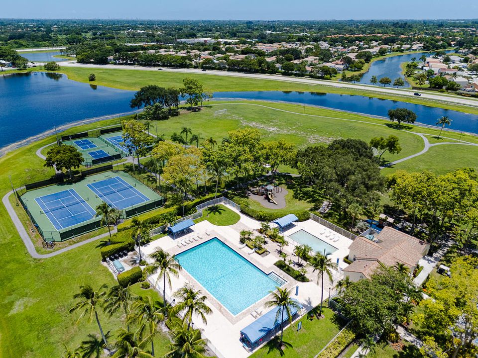 出租: $3,350 (4 贝兹, 3 浴室, 2246 平方英尺)