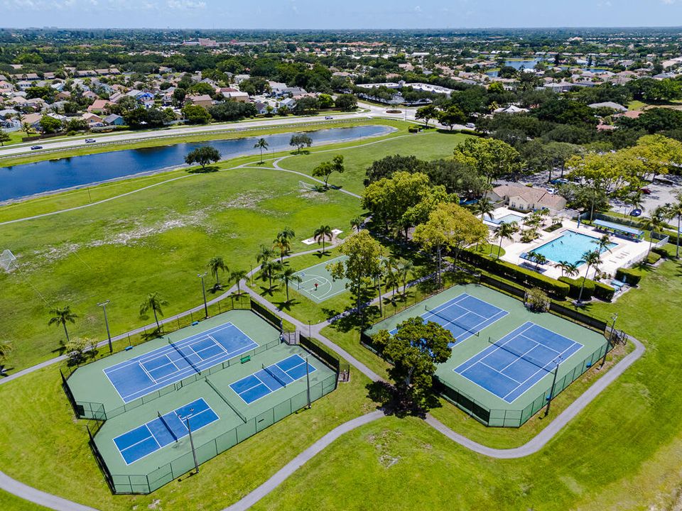 出租: $3,350 (4 贝兹, 3 浴室, 2246 平方英尺)