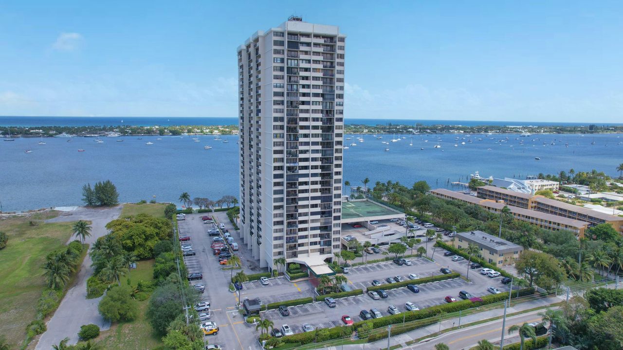 For Sale: $275,000 (2 beds, 2 baths, 1170 Square Feet)