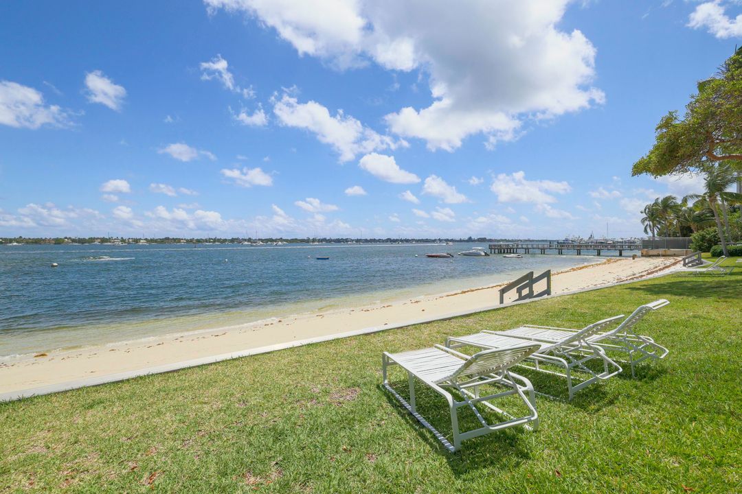 For Sale: $275,000 (2 beds, 2 baths, 1170 Square Feet)