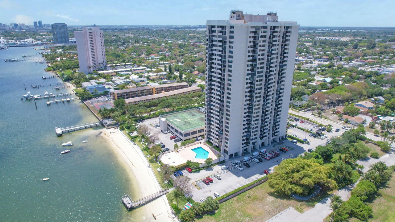 For Sale: $275,000 (2 beds, 2 baths, 1170 Square Feet)