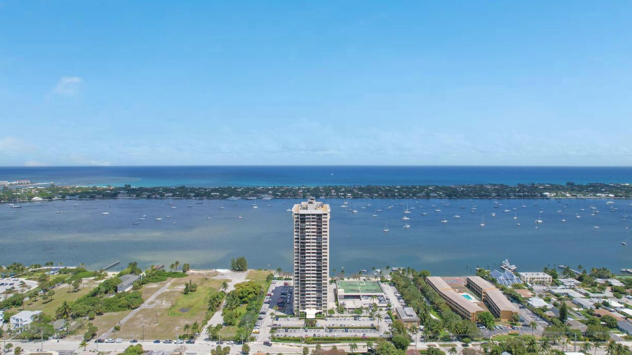 For Sale: $275,000 (2 beds, 2 baths, 1170 Square Feet)