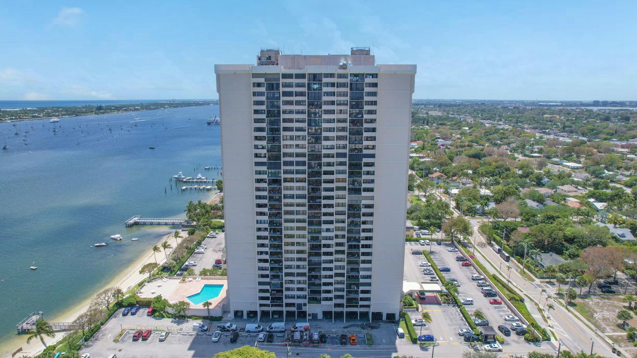 For Sale: $275,000 (2 beds, 2 baths, 1170 Square Feet)