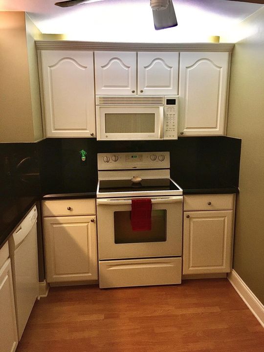 For Sale: $275,000 (2 beds, 2 baths, 1170 Square Feet)