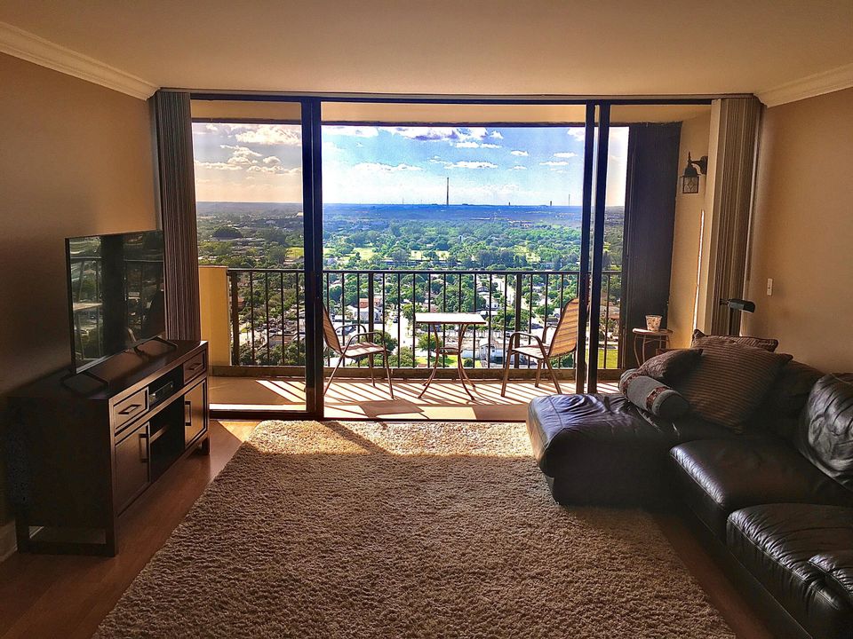 For Sale: $275,000 (2 beds, 2 baths, 1170 Square Feet)