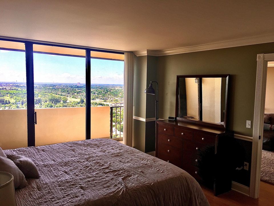 For Sale: $275,000 (2 beds, 2 baths, 1170 Square Feet)