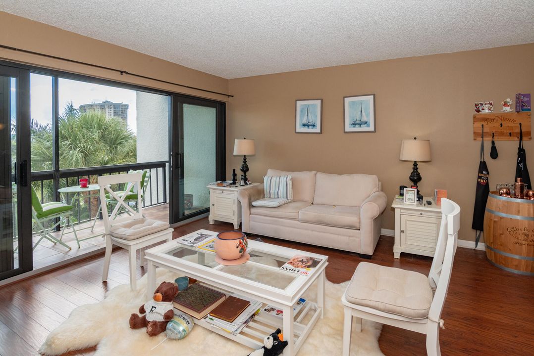 待售: $229,900 (2 贝兹, 2 浴室, 1042 平方英尺)