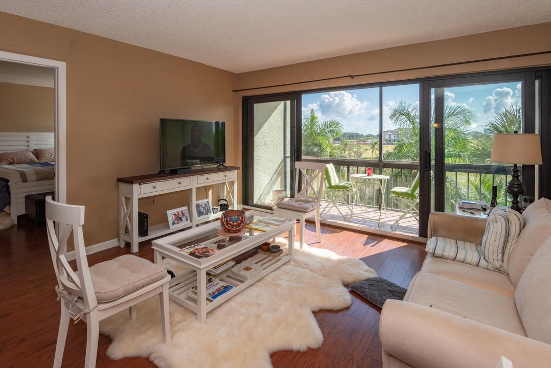 待售: $229,900 (2 贝兹, 2 浴室, 1042 平方英尺)