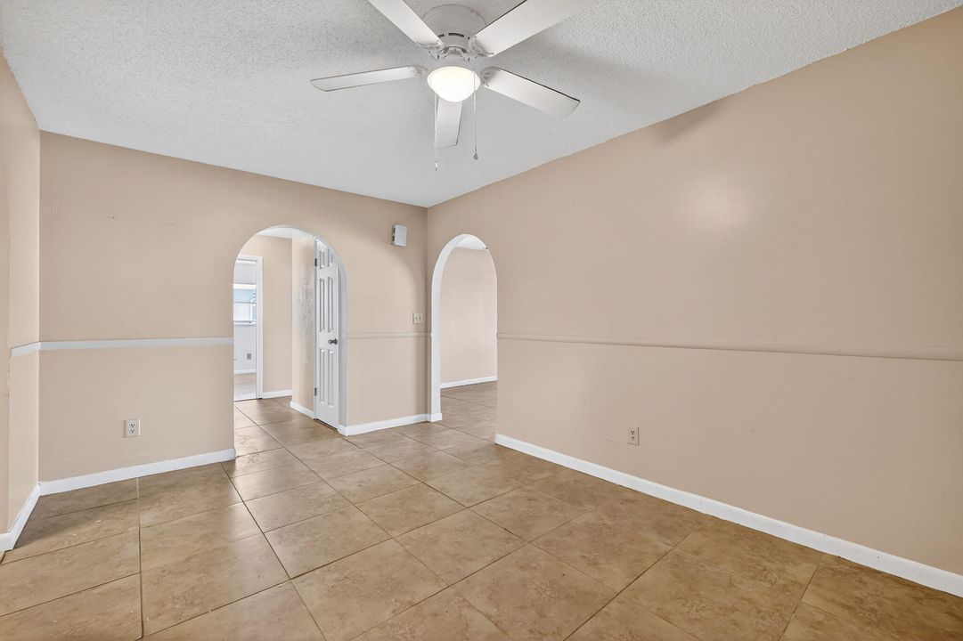 合同活跃: $309,900 (3 贝兹, 2 浴室, 1674 平方英尺)