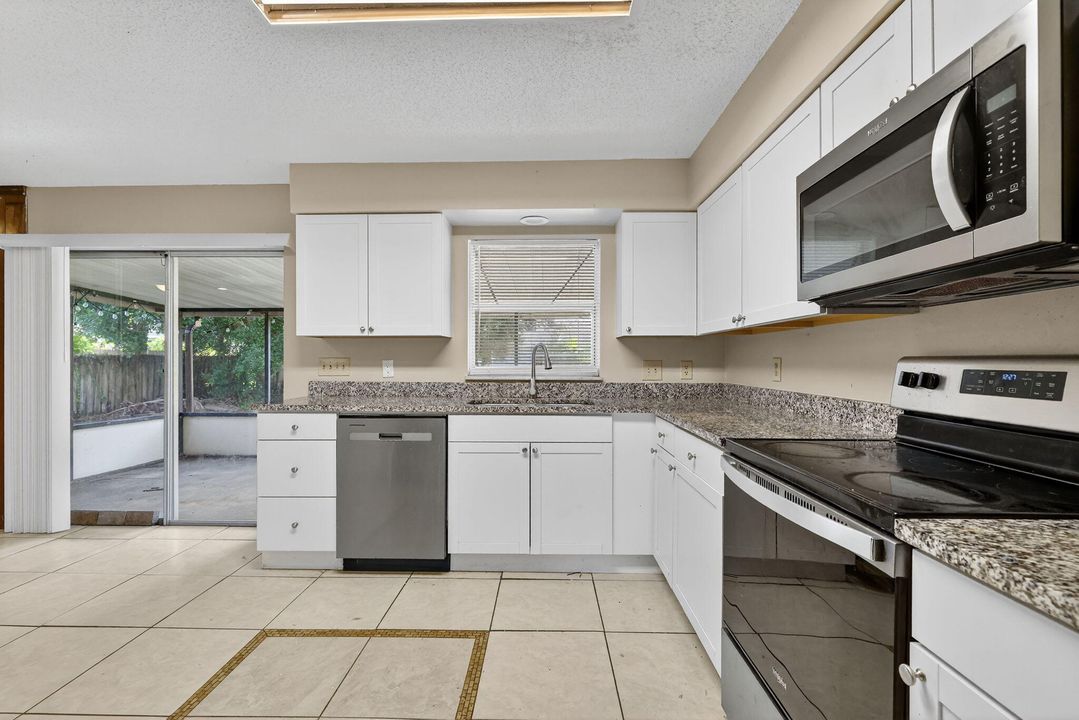 合同活跃: $309,900 (3 贝兹, 2 浴室, 1674 平方英尺)