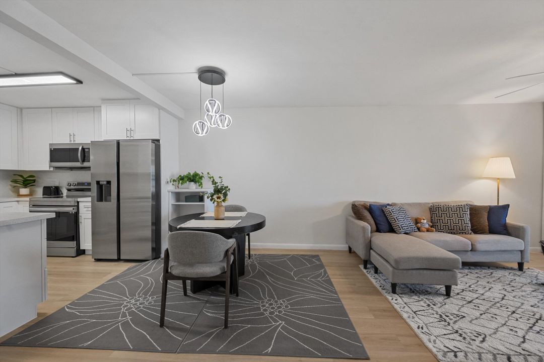 For Rent: $1,850 (1 beds, 1 baths, 741 Square Feet)