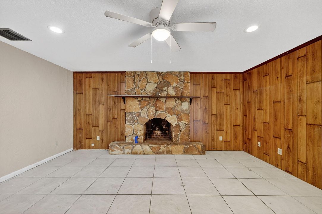 合同活跃: $309,900 (3 贝兹, 2 浴室, 1674 平方英尺)