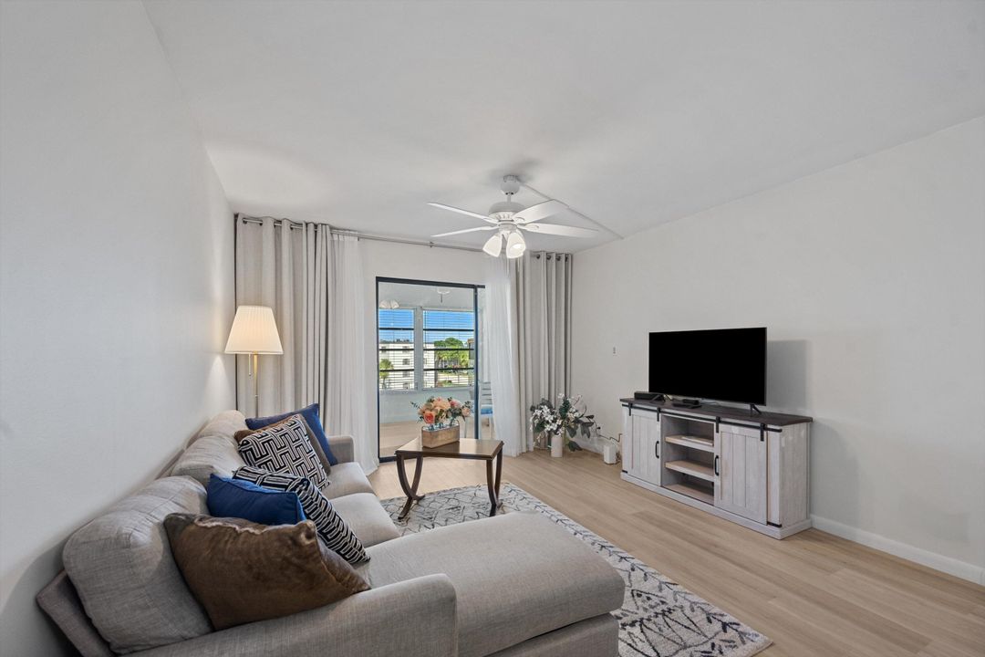 For Rent: $1,850 (1 beds, 1 baths, 741 Square Feet)