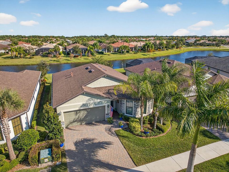 For Sale: $449,900 (3 beds, 2 baths, 1704 Square Feet)