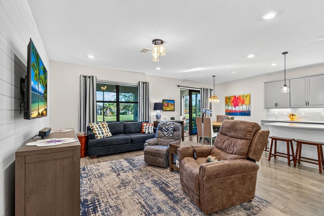 For Sale: $449,900 (3 beds, 2 baths, 1704 Square Feet)