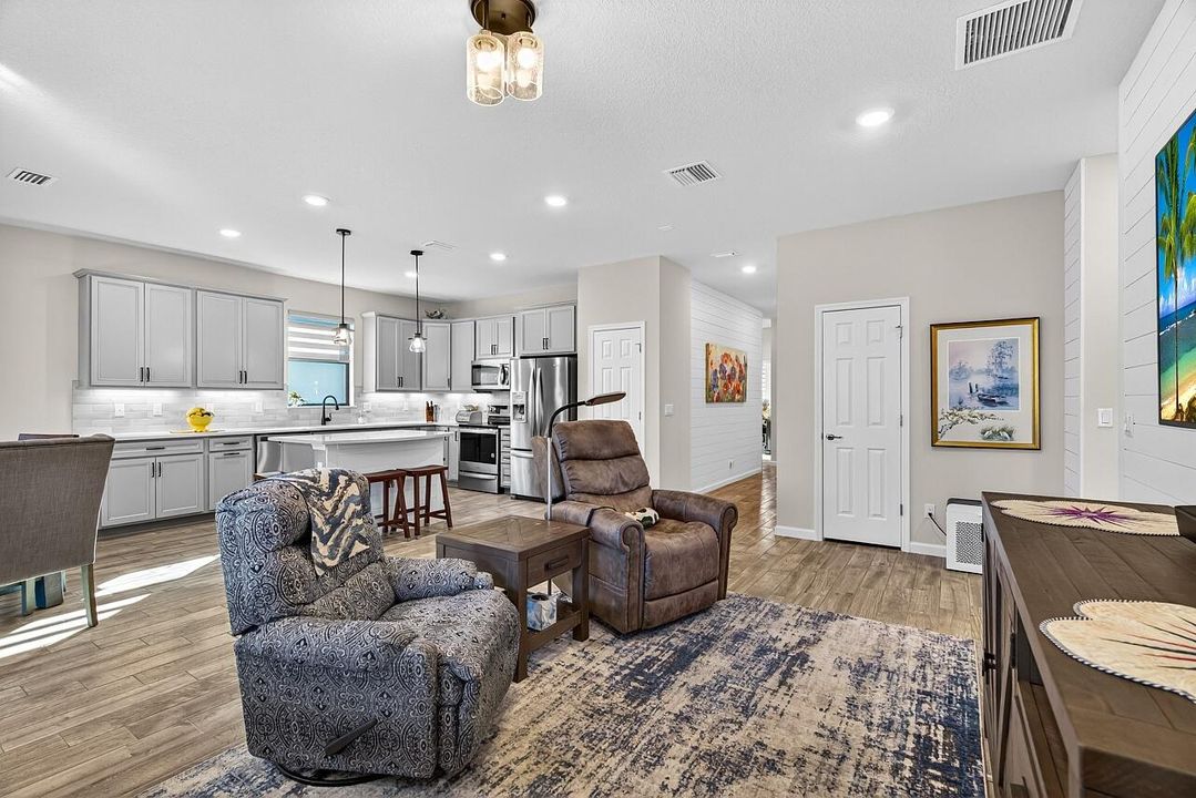 For Sale: $449,900 (3 beds, 2 baths, 1704 Square Feet)