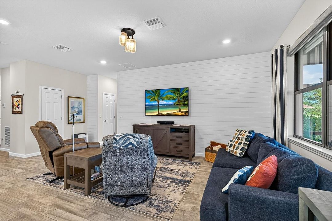 For Sale: $449,900 (3 beds, 2 baths, 1704 Square Feet)