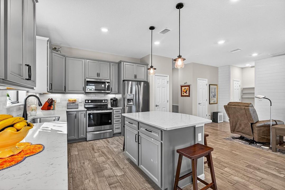 For Sale: $449,900 (3 beds, 2 baths, 1704 Square Feet)