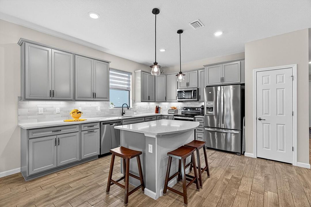 For Sale: $449,900 (3 beds, 2 baths, 1704 Square Feet)