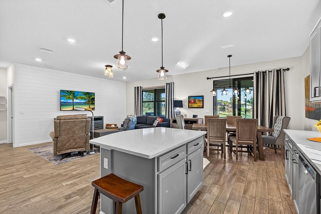 For Sale: $449,900 (3 beds, 2 baths, 1704 Square Feet)