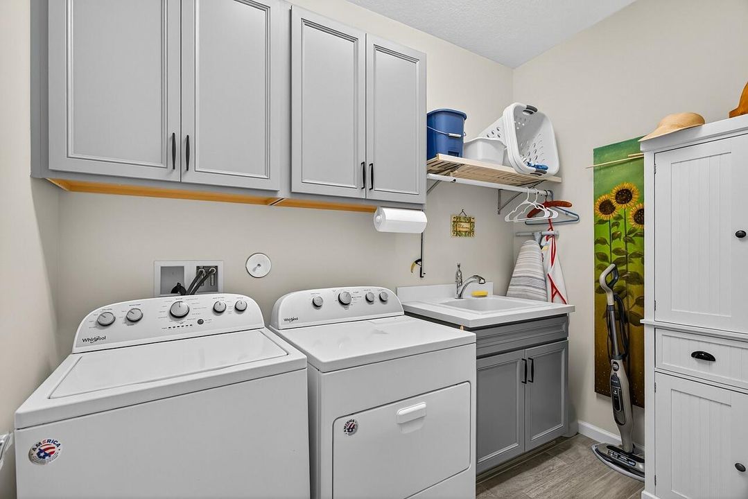 For Sale: $449,900 (3 beds, 2 baths, 1704 Square Feet)