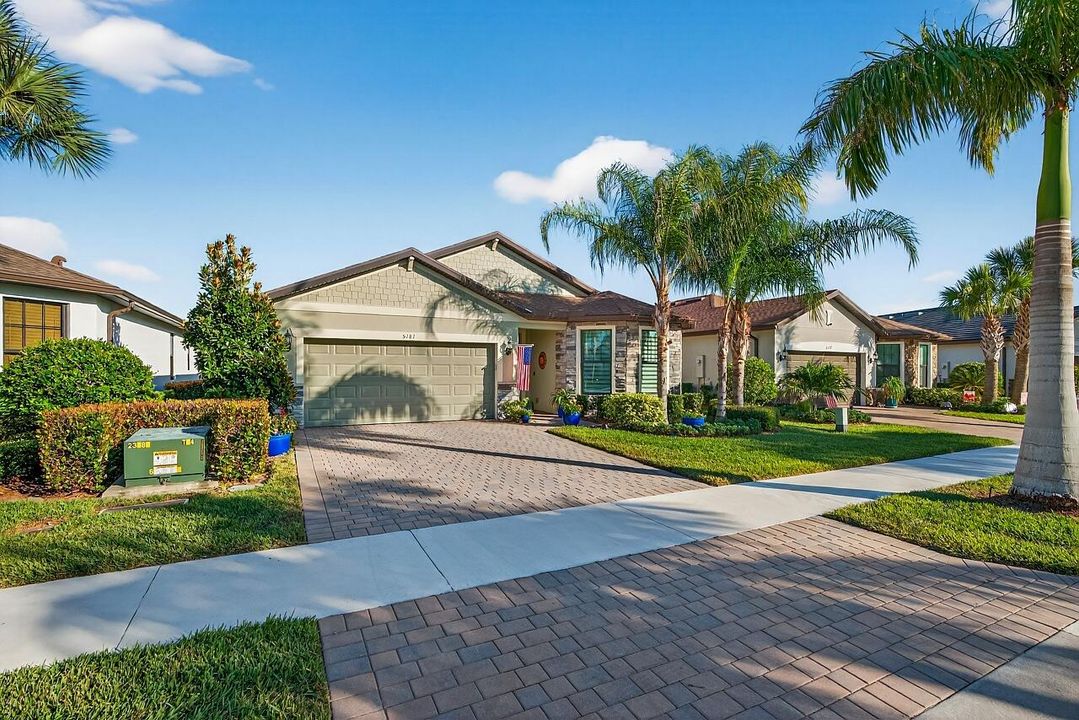 For Sale: $449,900 (3 beds, 2 baths, 1704 Square Feet)