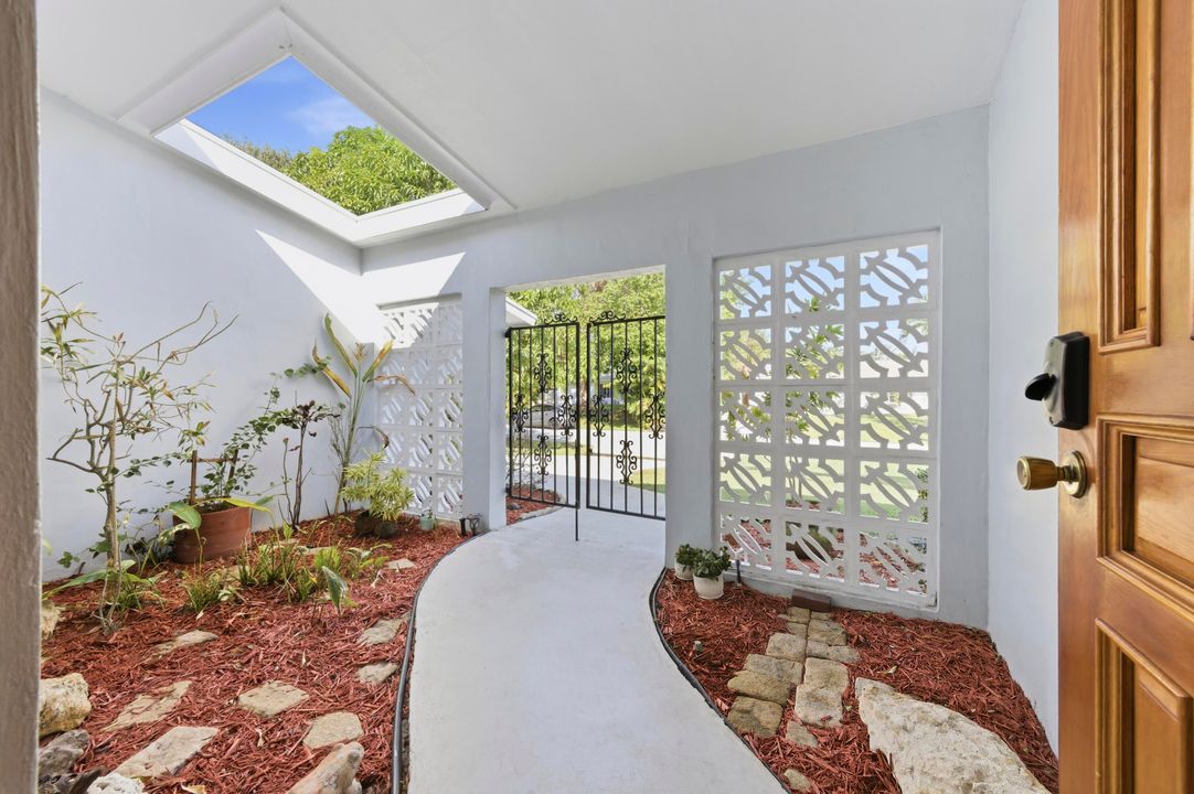 合同活跃: $549,000 (4 贝兹, 2 浴室, 1630 平方英尺)