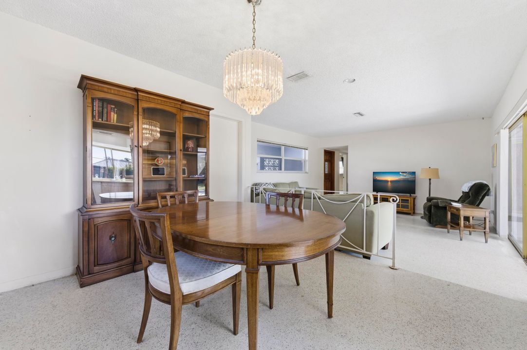 合同活跃: $549,000 (4 贝兹, 2 浴室, 1630 平方英尺)