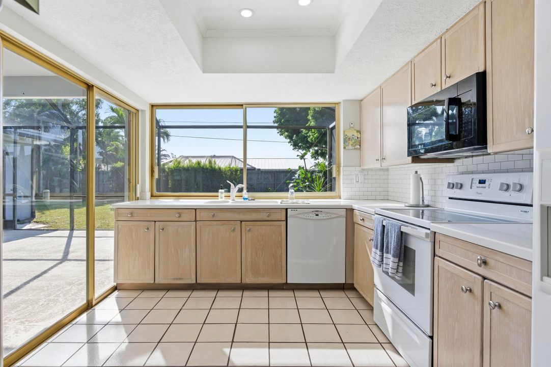 合同活跃: $549,000 (4 贝兹, 2 浴室, 1630 平方英尺)