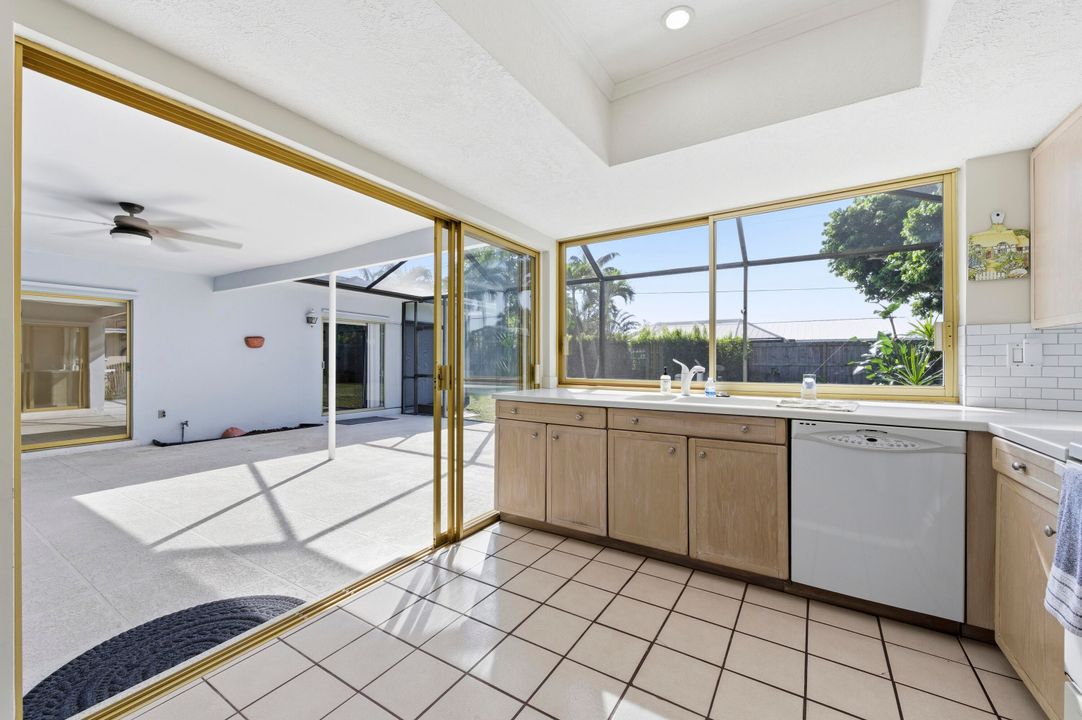 合同活跃: $549,000 (4 贝兹, 2 浴室, 1630 平方英尺)