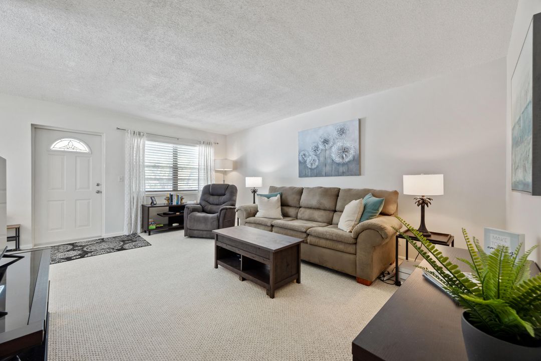 待售: $114,900 (2 贝兹, 1 浴室, 798 平方英尺)