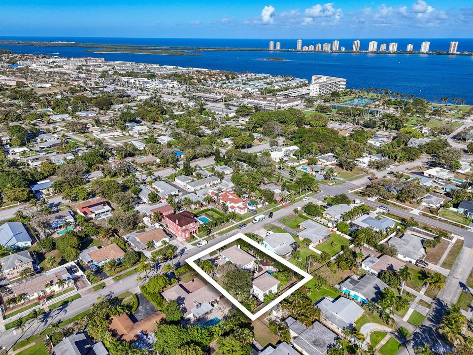 For Sale: $979,000 (6 beds, 5 baths, 3120 Square Feet)