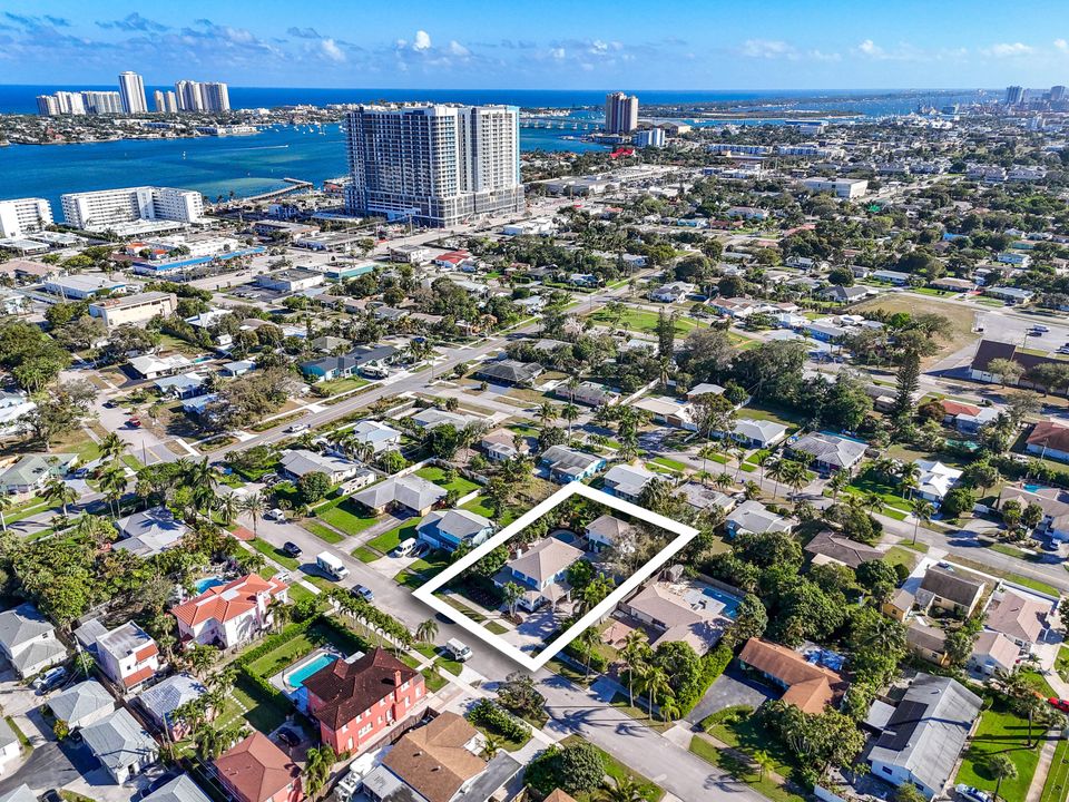 For Sale: $979,000 (6 beds, 5 baths, 3120 Square Feet)