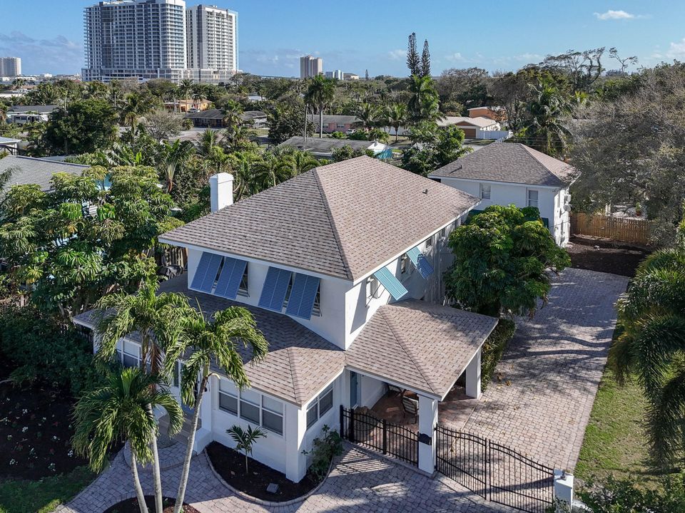 For Sale: $979,000 (6 beds, 5 baths, 3120 Square Feet)