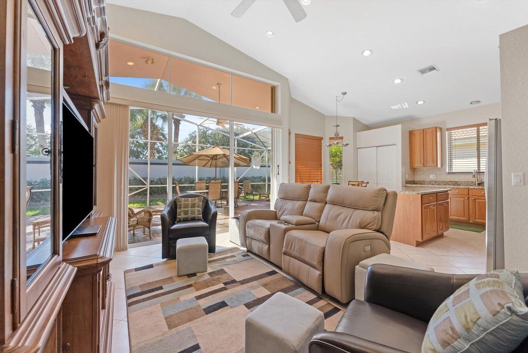 合同活跃: $3,200 (3 贝兹, 2 浴室, 2109 平方英尺)