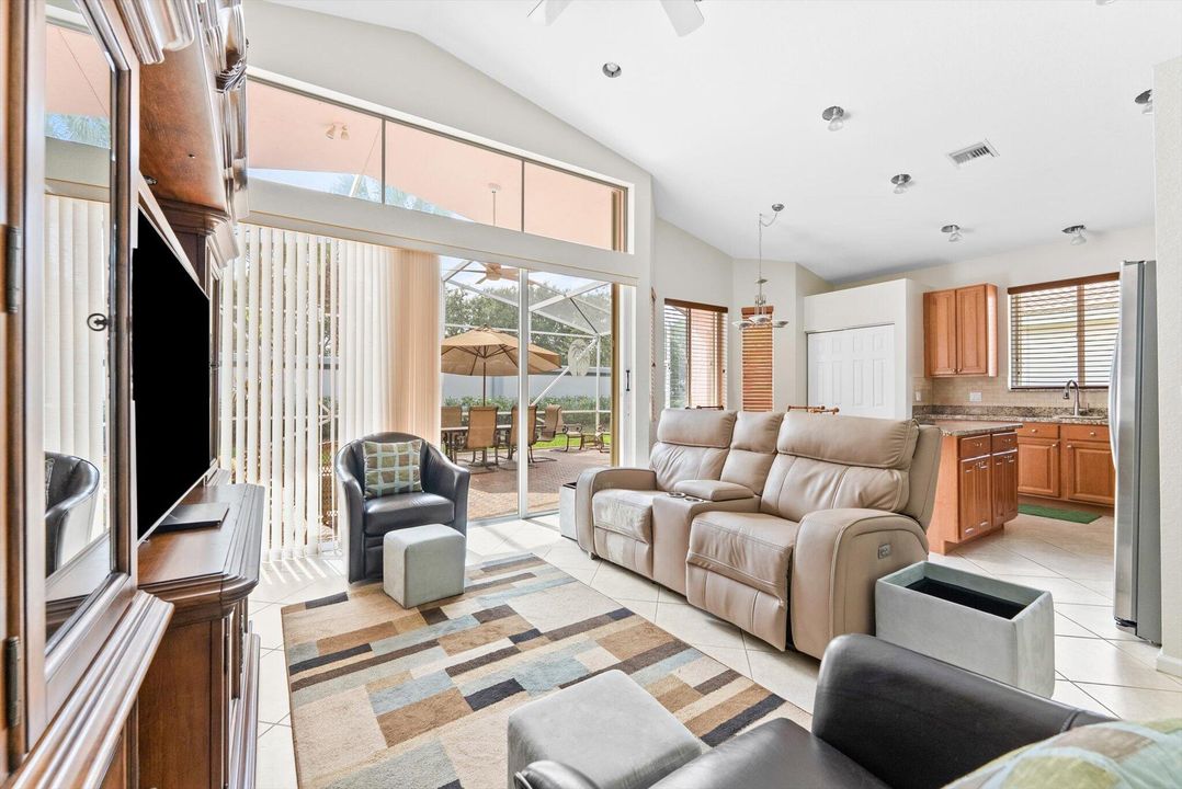 合同活跃: $3,200 (3 贝兹, 2 浴室, 2109 平方英尺)