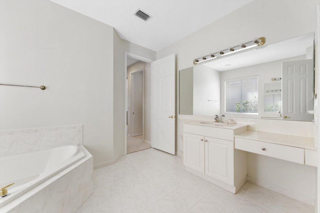 合同活跃: $3,200 (3 贝兹, 2 浴室, 2109 平方英尺)