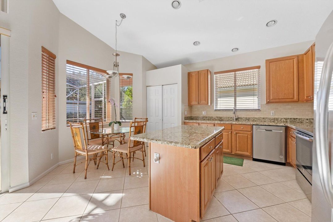 合同活跃: $3,200 (3 贝兹, 2 浴室, 2109 平方英尺)